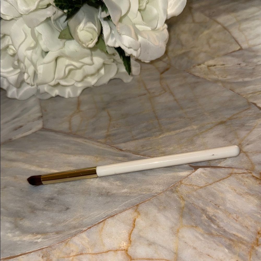 White and Gold Tapered Eyeshadow Crease Smudger Makeup Brush‎